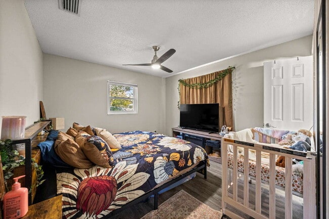 Building Photo - Cozy, fenced 2BR, 1.5BA in NE