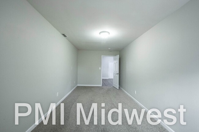 Building Photo - 925 N Sheffield Ave