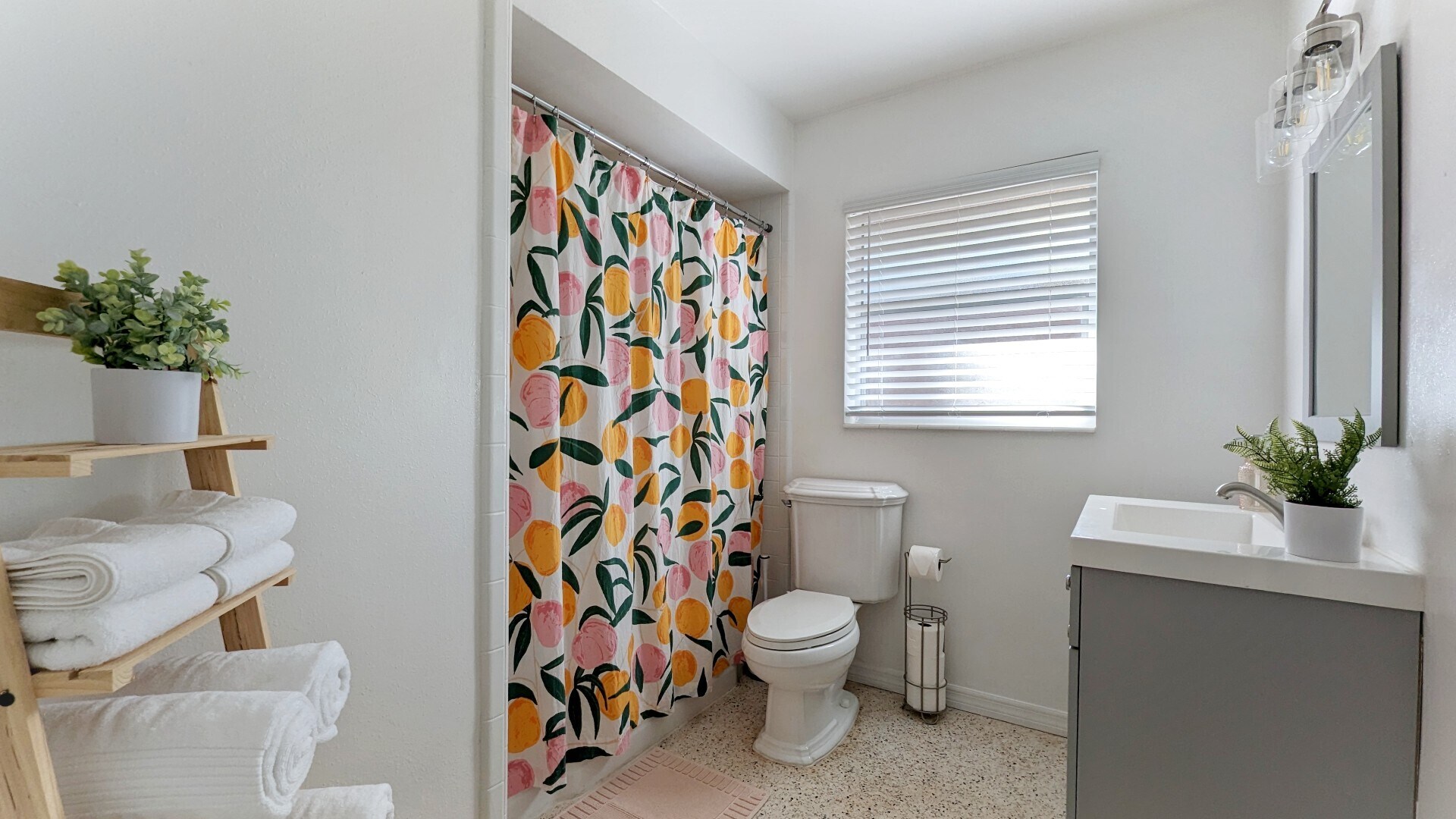 Bathroom with bathtub and shower combo - 2846 W Tamiami Cir