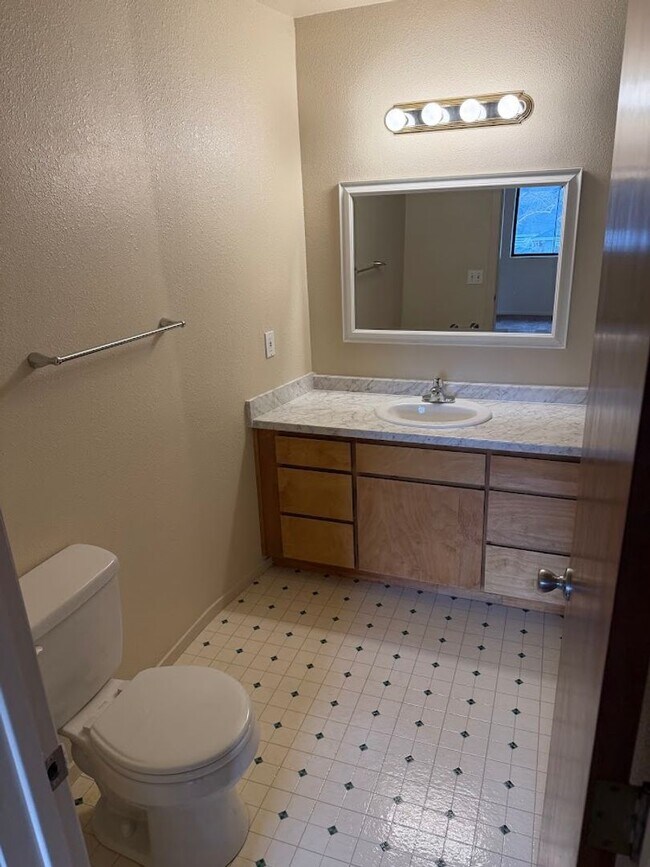 Building Photo - Huge Three Bedroom Townhouse with Garage and Backyard!