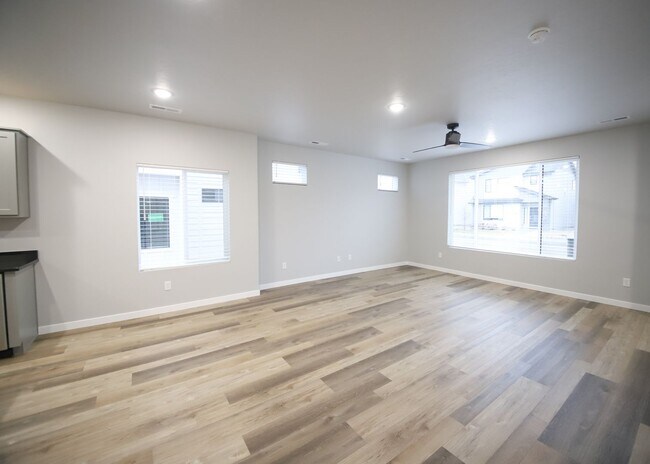 Building Photo - Baraya Townhomes: Modern Townhomes for Rent in Meridian, ID