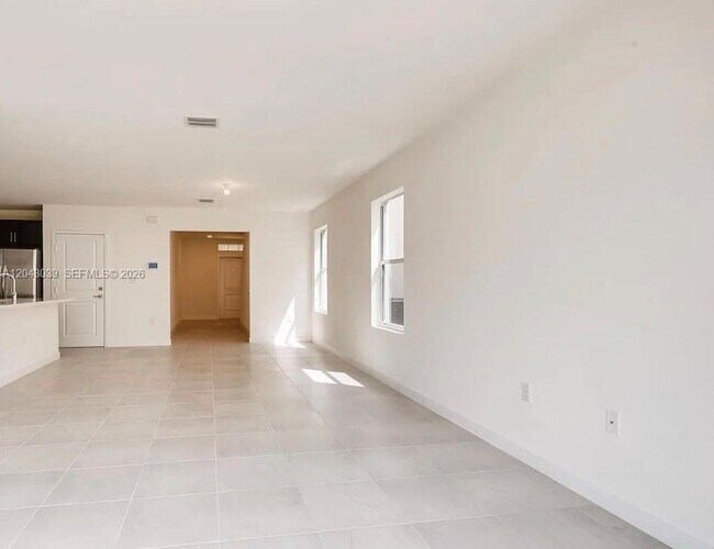 Building Photo - 421 NE 6th Ct