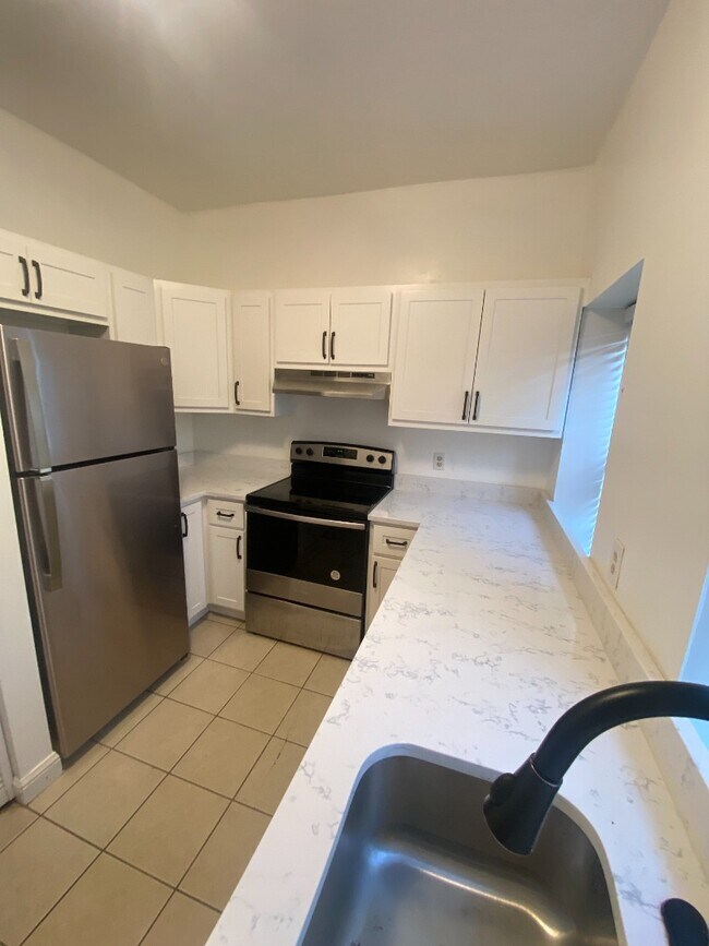 Primary Photo - 921AR Geyer