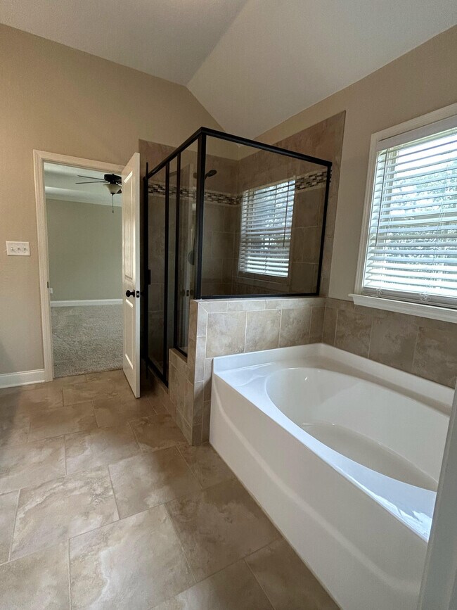 Building Photo - 222 Sunbury Dr