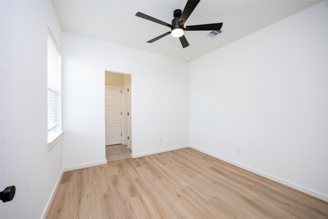 Building Photo - 2031 Longmire Villas Ct