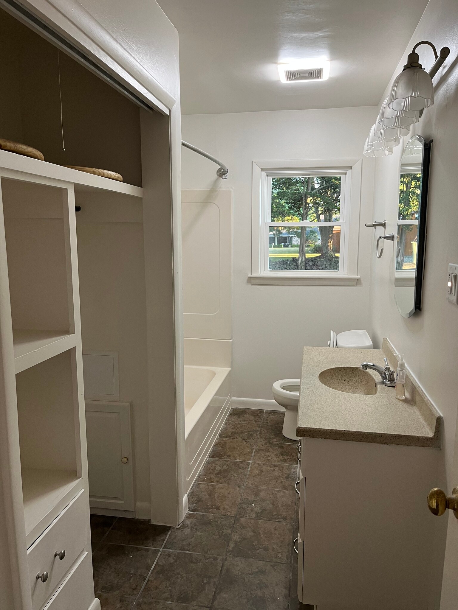 Full bathroom - 3249 W Breese Rd