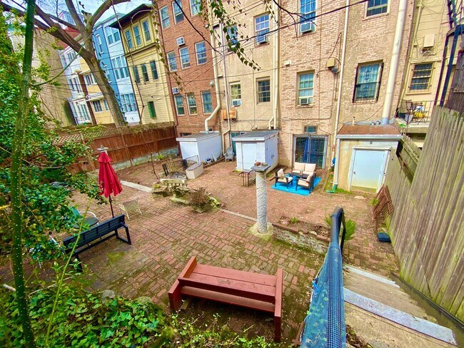 Building Photo - 327 C St SE