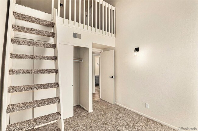 Building Photo - 2 bed, 2 bath, ~1000 square feet, Great lo...