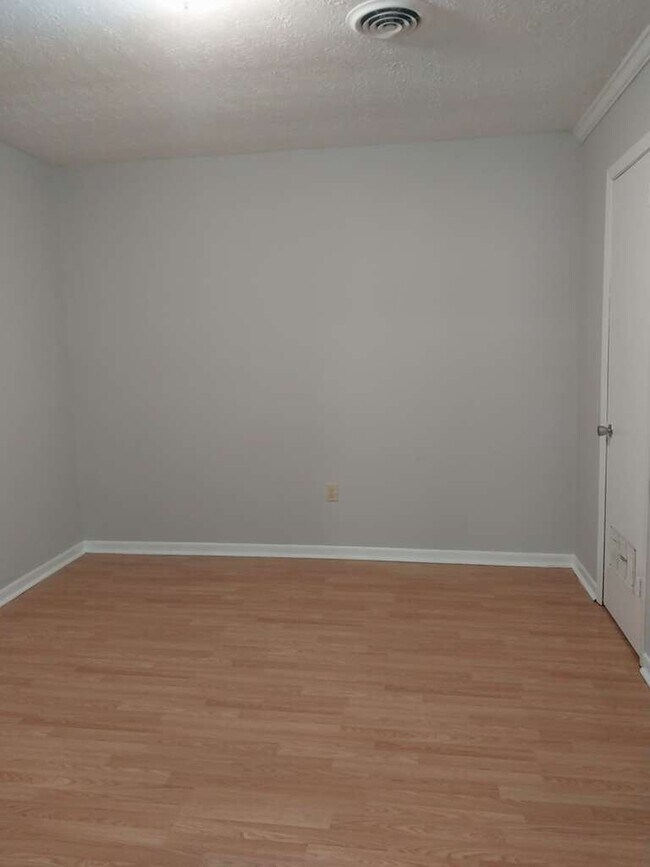 Building Photo - 165 Midway Dr