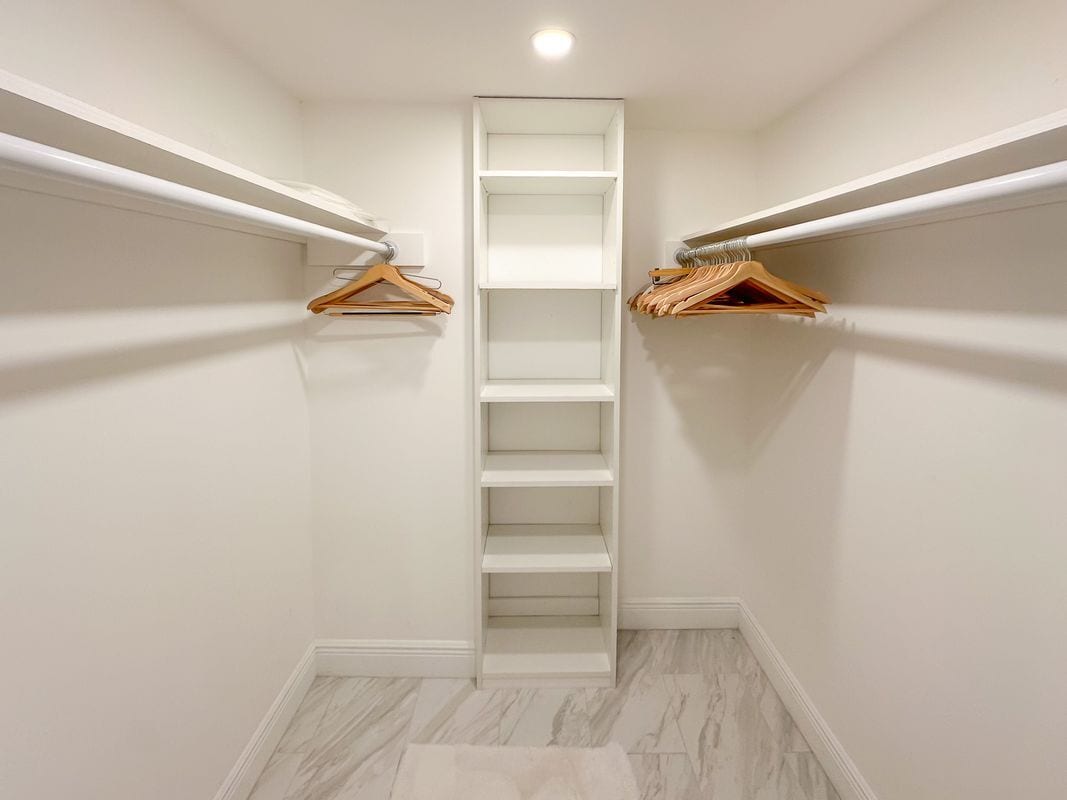 Building Photo - 4800 Bayview Dr