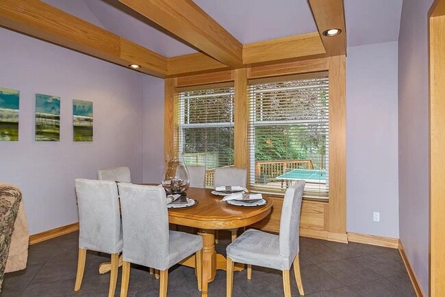 Building Photo - Spacious 5-Bedroom Home with Fenced Yard a...