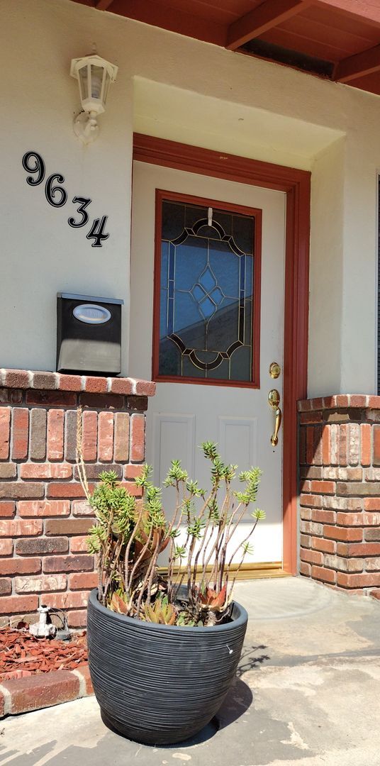 Building Photo - House with Separate studio apartment Included