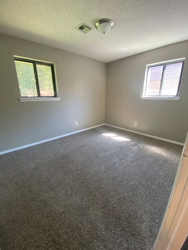 Building Photo - 5 Bedroom Home!