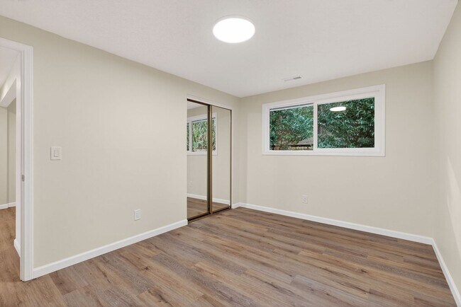 Building Photo - Updated 4BD Lake Oswego Home - Prime Location