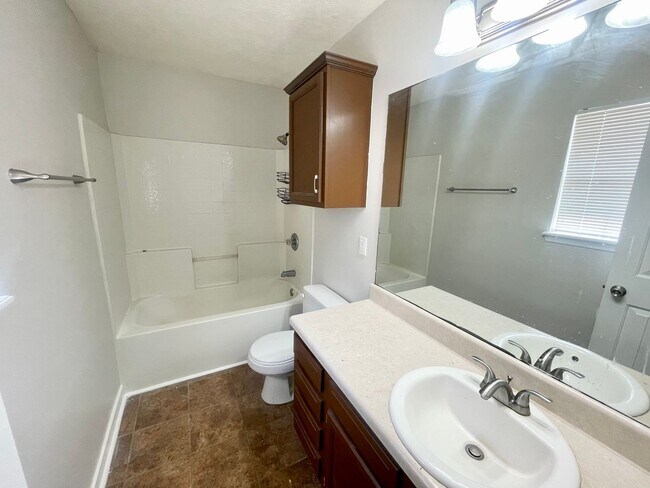Building Photo - 3 Bedroom/2 bathroom in Pearl for Rent!