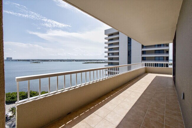 Building Photo - 5540 N Ocean Dr