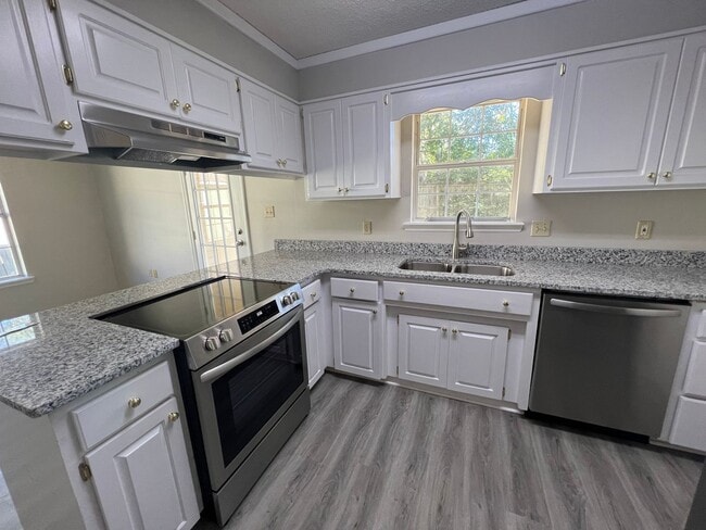 Building Photo - Beautiful 3 Bedroom 2 Bath Home