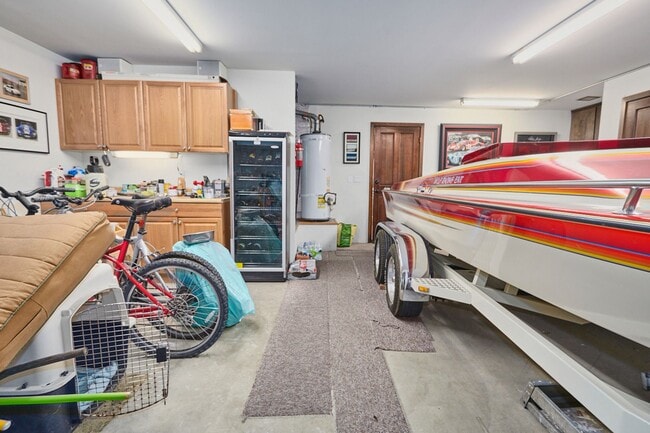 Building Photo - Spacious 3-Bedroom Lake House in Victorvil...