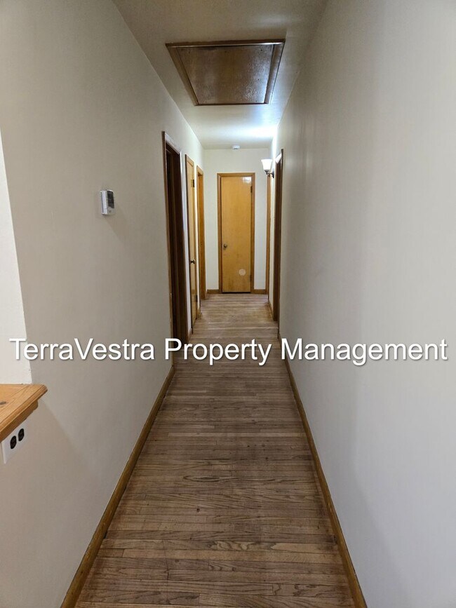 Building Photo - Available 1/2026! 6 Bedroom College Rental 2 Kitchens!!