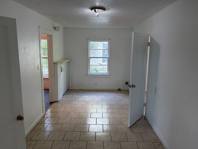 Building Photo - Cute Two Bedroom Home