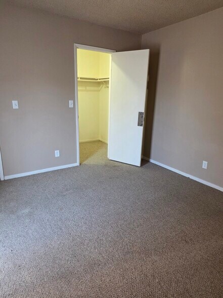 back bedroom 12X17 - 4654 N Chestnut Ave