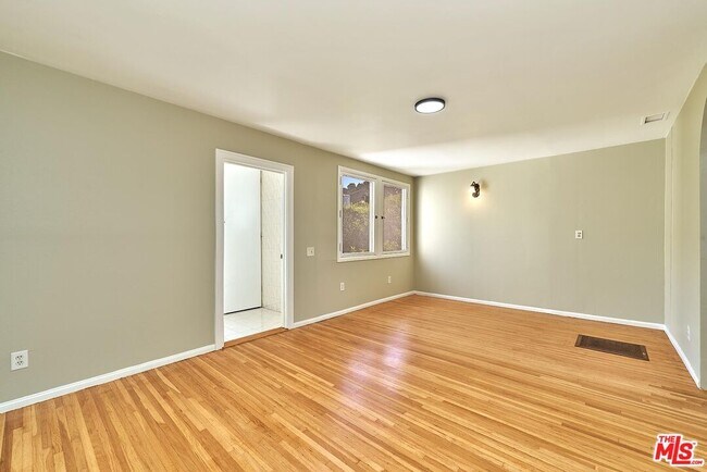 Building Photo - 429 S Orange Dr