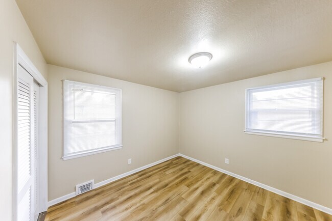 Building Photo - 7708 Saxon Dr SW