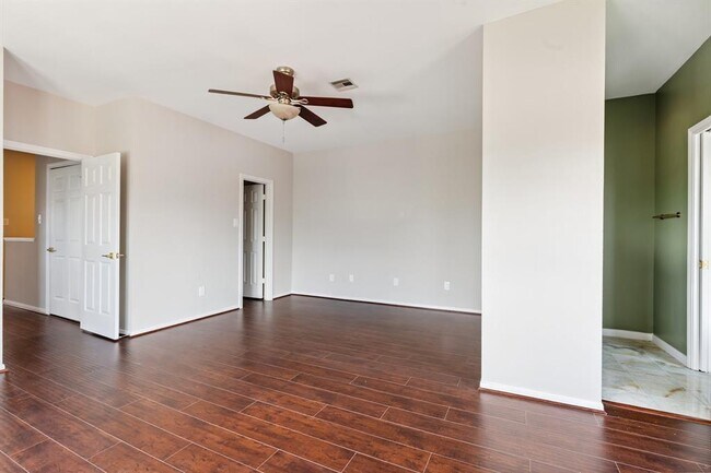 Building Photo - 601 Sandman St