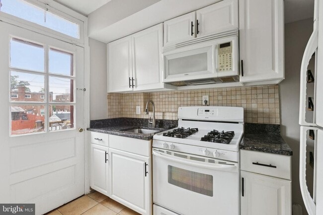 Building Photo - Charming 2-Bedroom Townhome Beautifully Updated and Convenient