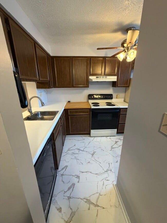 Building Photo - Beautiful Townhouse for Rent