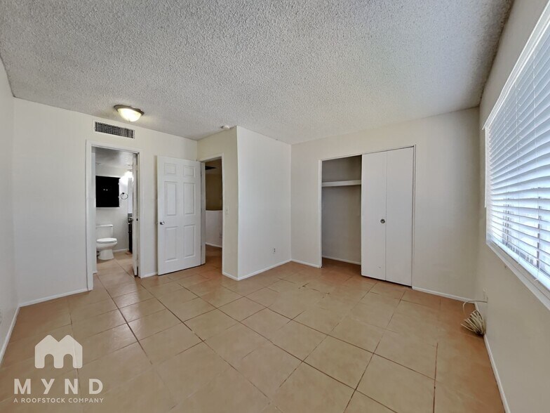 Building Photo - 2828 E Tierra Buena Ln