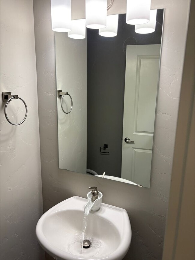 Building Photo - Newer 3 Bedroom / 2.5 Bathroom + Loft in the Ochoco Pointe Community