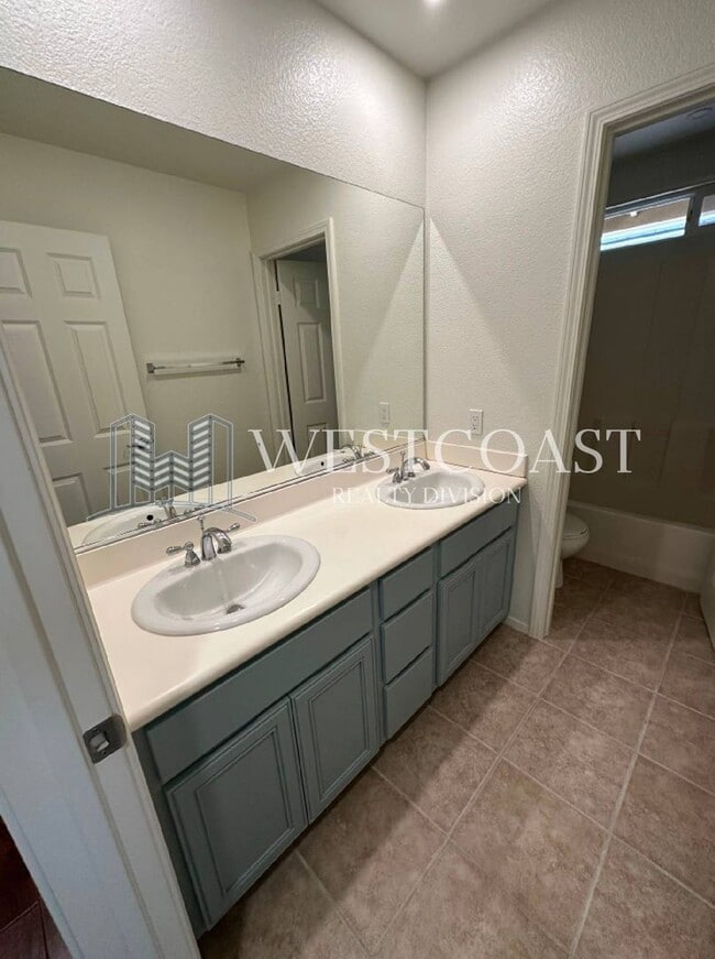 Building Photo - AVAILABLE NOW!!! 3 Bedroom 3 bath Private OASIS backyard in Vista, CA.