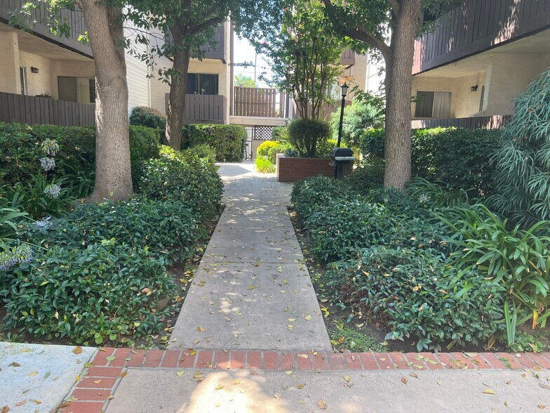 Primary Photo - 15070 Victory Blvd