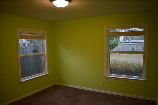 Building Photo - 2701 Twin Oaks Dr