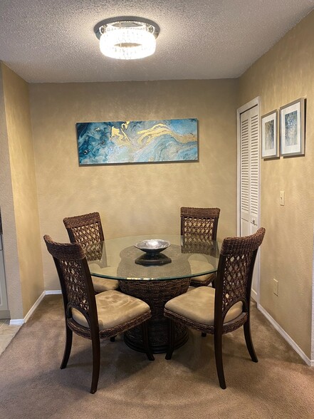 dining room - 2550 N Alafaya Trl