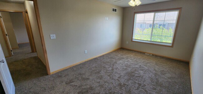 Building Photo - Rare 3 bedroom, 2.5 bathroom rental home w...