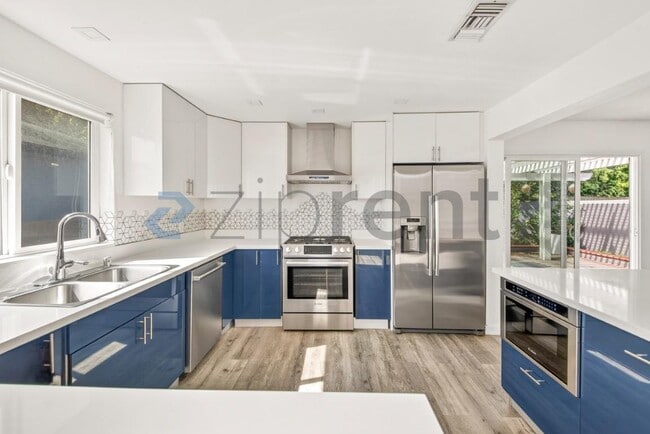 Building Photo - 2481 S Bundy Dr