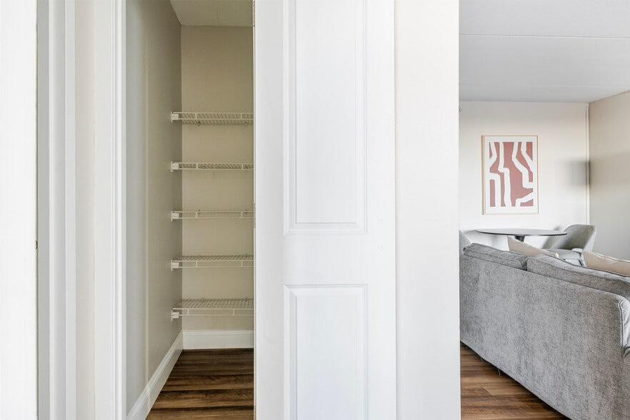 Building Photo - 812 Memorial Dr