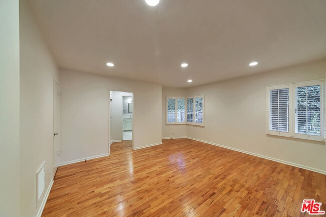 Building Photo - 221 S Carmelina Ave