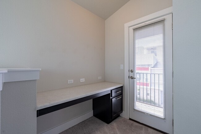 Building Photo - Beautiful 2 bedroom, 2.5 bathroom home in South East Austin!!!