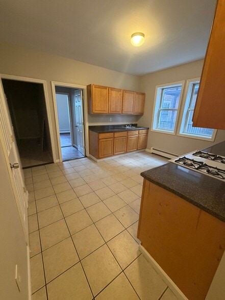 Building Photo - 270 Sigourney St