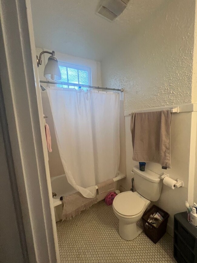 Building Photo - 1BD/1BA Uptown, on Mardi Gras Parade Route