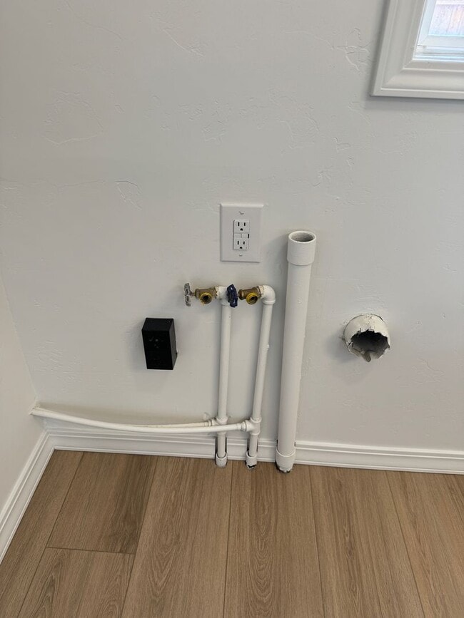 Building Photo - Cozy Remodeled 2 Bedroom, 1 Bathroom Home