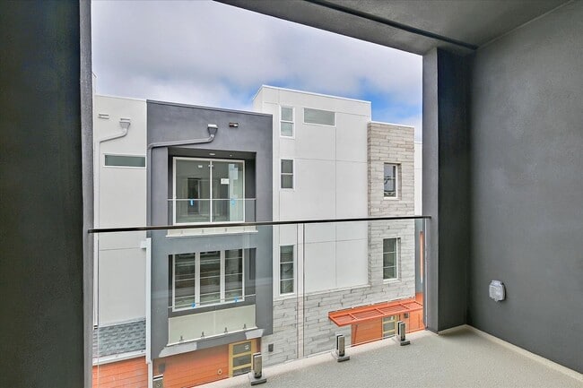 Building Photo - Updated and Luxurious Gorgeous 3 Bedroom T...