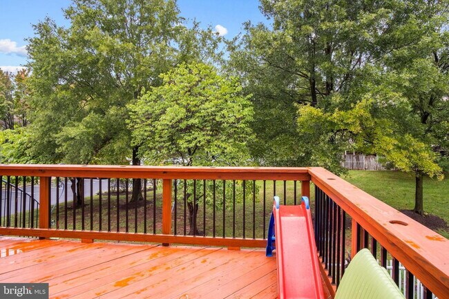 Building Photo - Stunning Ashburn Townhome with Endless Appeal