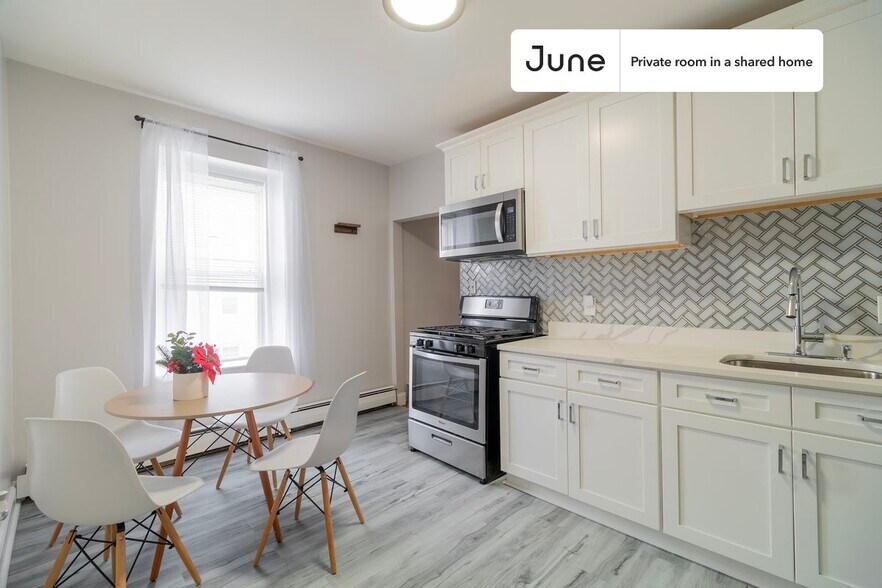 Building Photo - Private bedroom in 3 bed/1 bath Home