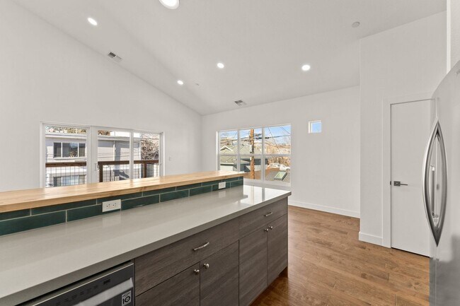 Building Photo - MidTown Gem - Fully Renovated W Large Rooms