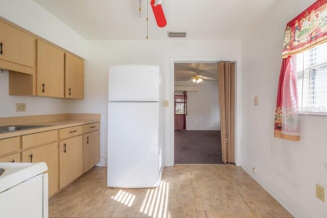 Building Photo - 649 W 11th St