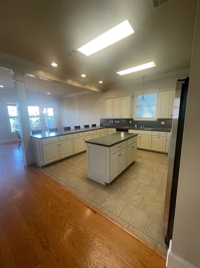 Building Photo - 1200 E Main St